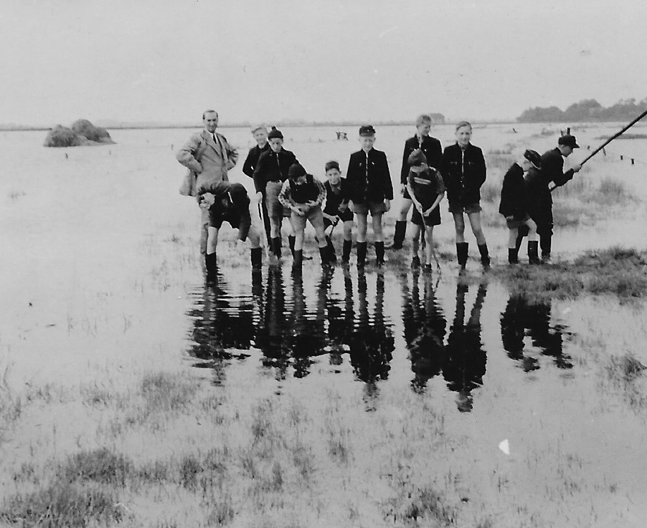 1954 Überschwemmung im Moor Bild 3 mit Lehrer Wächtler