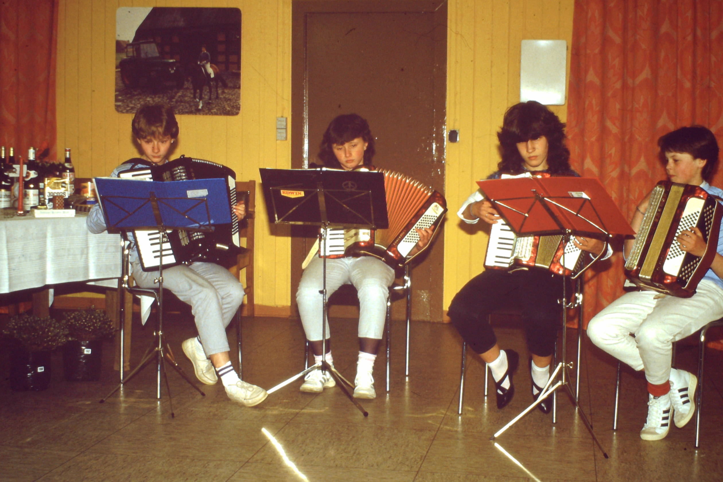 Akkordeonspieler 1986 in der alten Halle