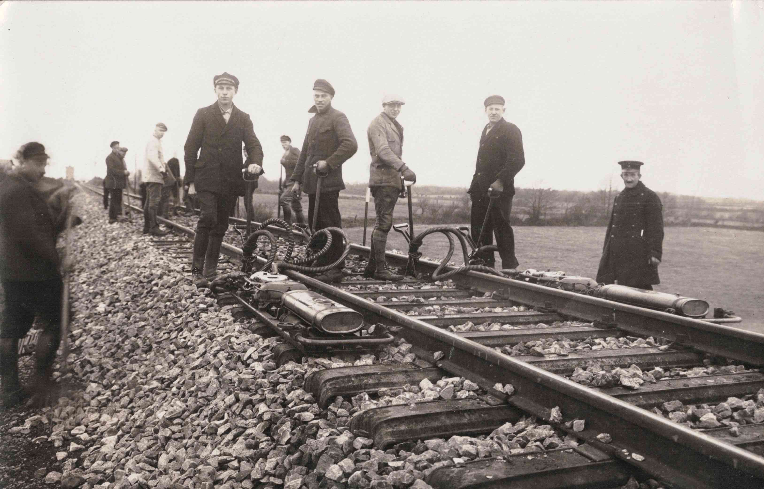 Arbeiter Stopfen an der Bahnlinie für website