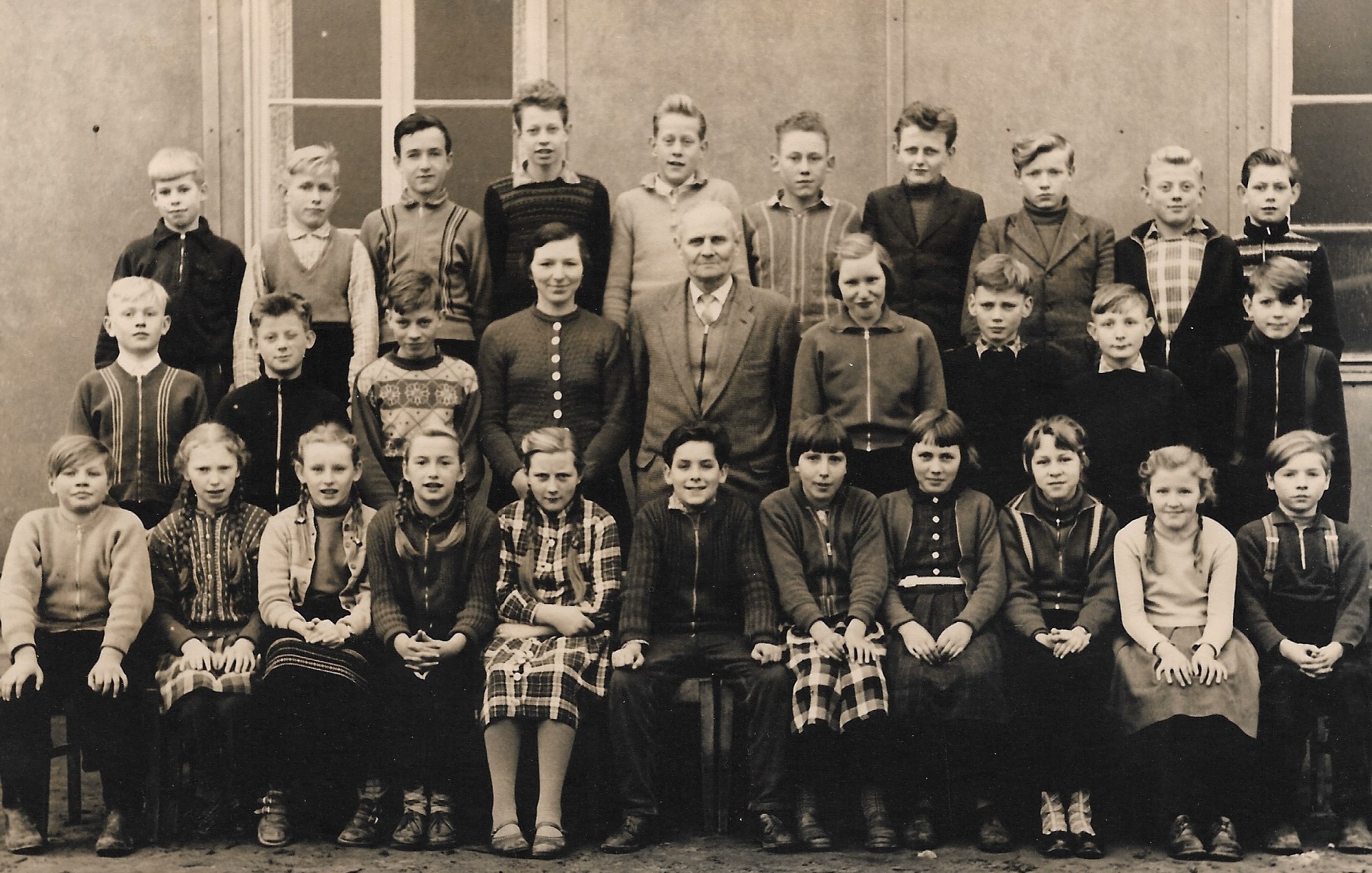 Klassenfotos mit Lehrer Roske 1958 Klasse II