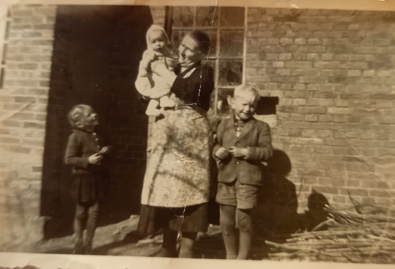 Oma mit Heike auf dem Arm daneben Marga und Rolf Kühl