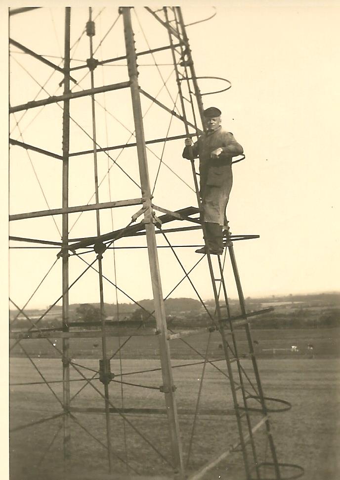 Wilhelm Krogh 1935 beim Windrad am Wasserturm