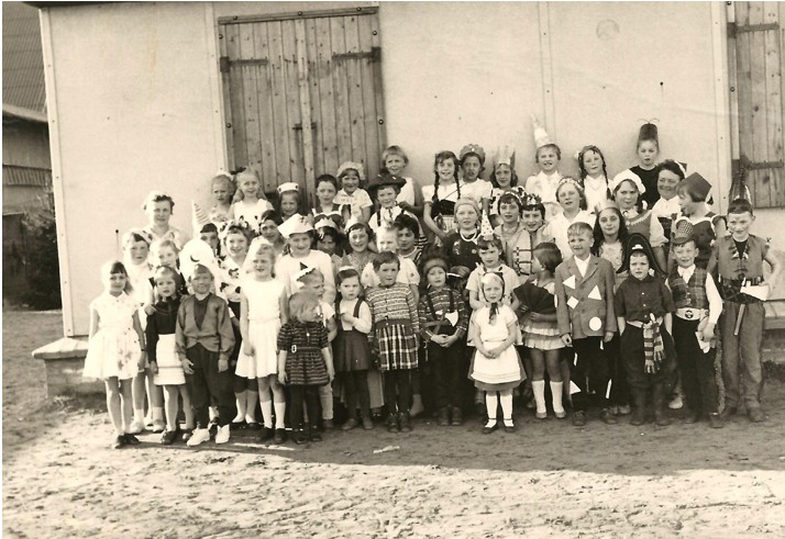 Wilma Illing mit Kindern vor der alten Halle