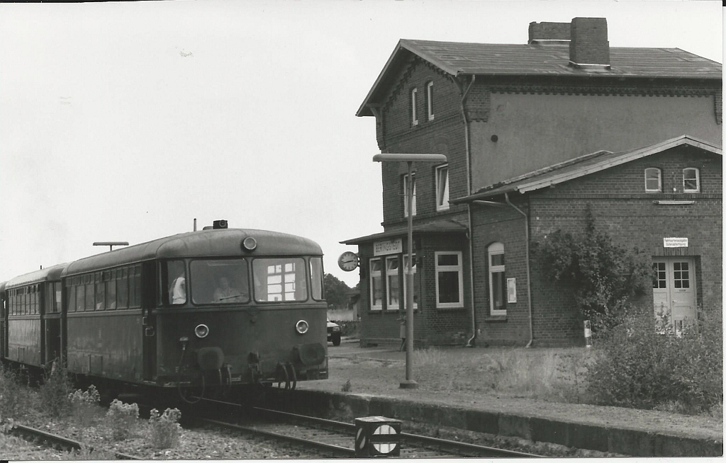 Bahnhof mit Schienenbus