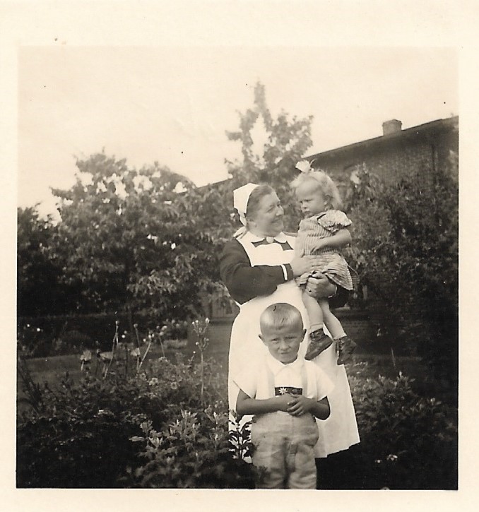 Gemeindeschwester und Annelene als Kind ca 1940