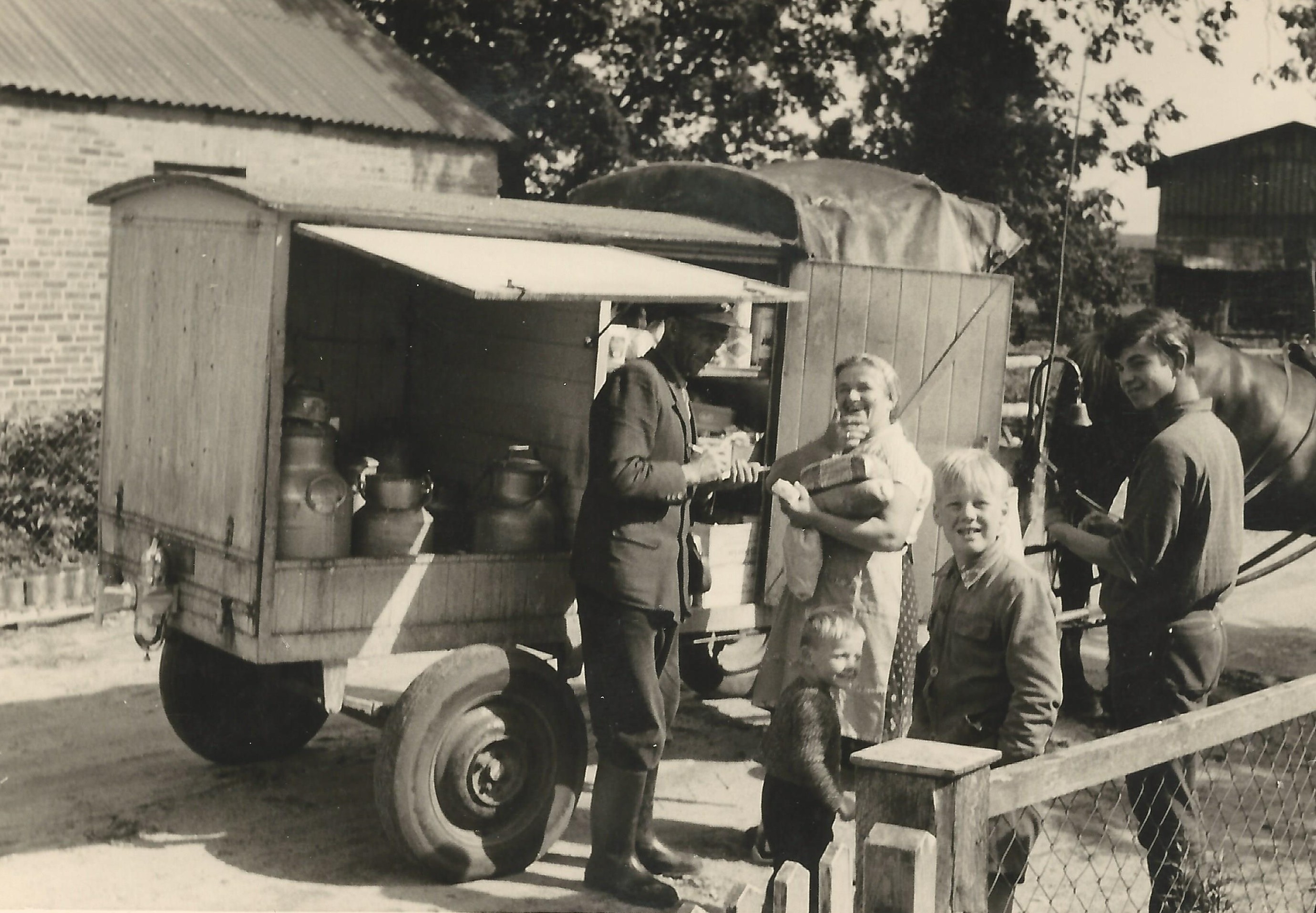 Peter Büßen mit seinem Milchwagen 2