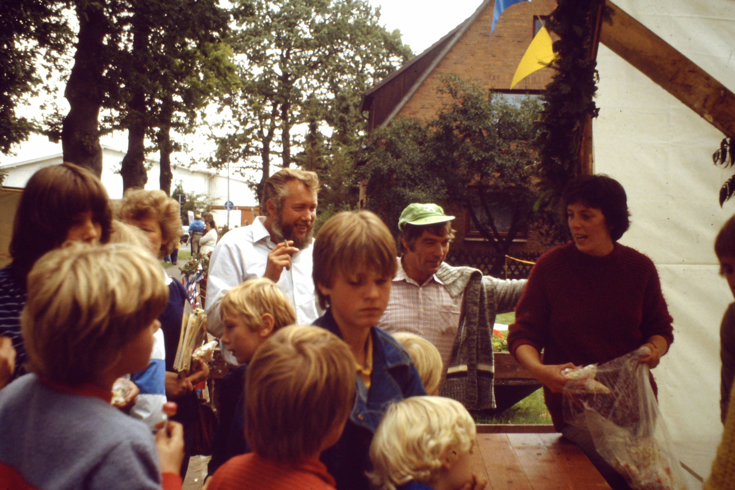 Straßenfest 1982 Dosenwerfen bei Dörte