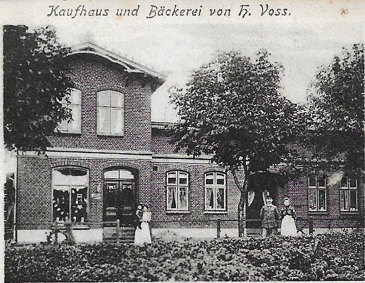 Postkarte_von_1907-Kaufhaus_und_Baeckerei_H-Voss.jpg